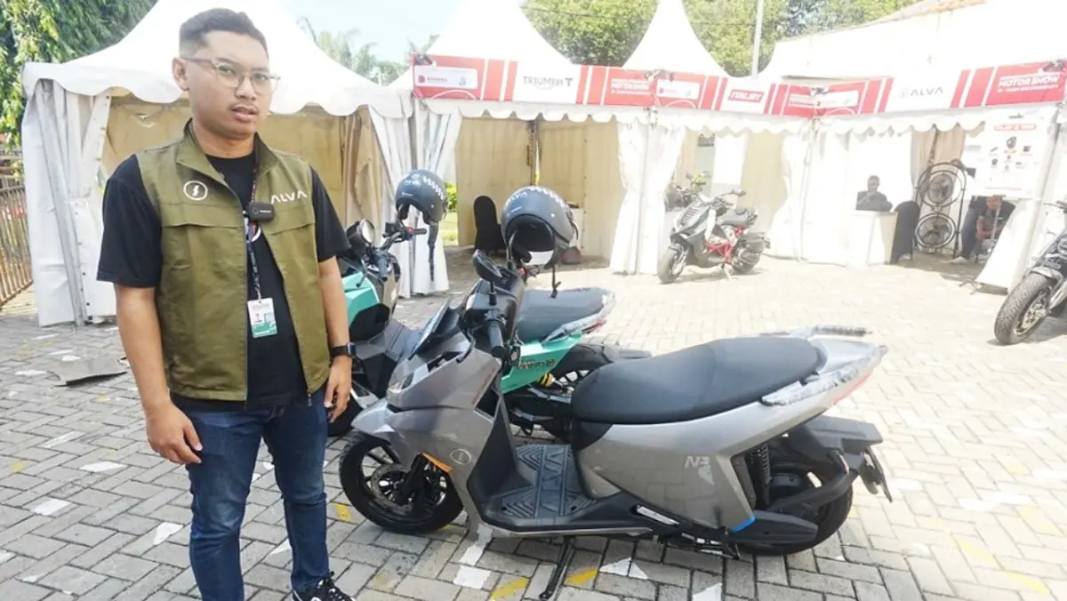 Product Specialist ALVA Surabaya, Feris, menjelaskan keunggulan ALVA yang bisa menjawab kebutuhan masyarakat Jawa Timur. (Moch. Rizky Pratama Putra/JawaPos.com)
