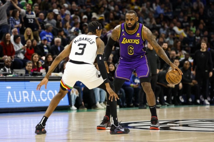 LeBron James tampil impresif bersama LA Lakers saat menyudahi perlawanan Minnesota Timberwolves. - Image