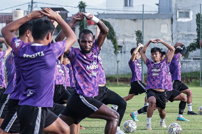 Persita Tangerang melakukan persiapan serius sebelum menjamu Arema FC di Indomilk Arena, Sabtu (1/4/2023). - Image