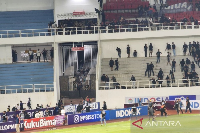 Kericuhan terjadi antarsuporter PSIS Semarang dengan PSS Sleman di Stadion Jatidiri Semarang. - Image