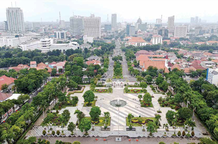 LINGKUNGAN ASRI: Foto udara kawasan Taman Surya yang hingga Sabtu (1/4) masih dimanfaatkan warga untuk melakukan berbagai aktivitas seperti berolahraga dan bermain. - Image