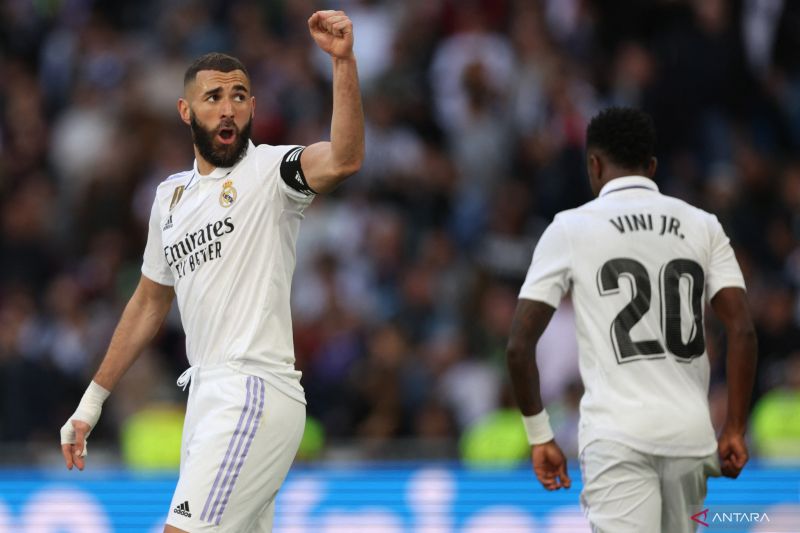 Selebrasi Karim Benzema (kiri) setelah mencetak gol untuk Real Madrid dalam pertandingan Liga Spanyol lawan Real Valladolid di Santiago Bernabeu pada 2 April 2023. ANTARA/AFP/THOMAS COEX - Image