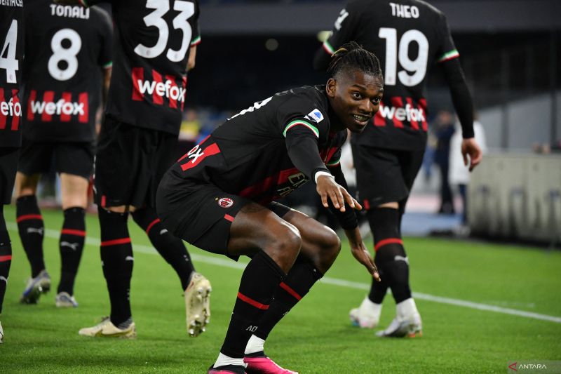 Selebrasi Rafael Leao setelah mencetak gol pembuka AC Milan dalam pertandingan Liga Italia pekan ke-28 lawan Napoli pada 2 April 2023. ANTARA/AFP/TIZIANA FABI - Image