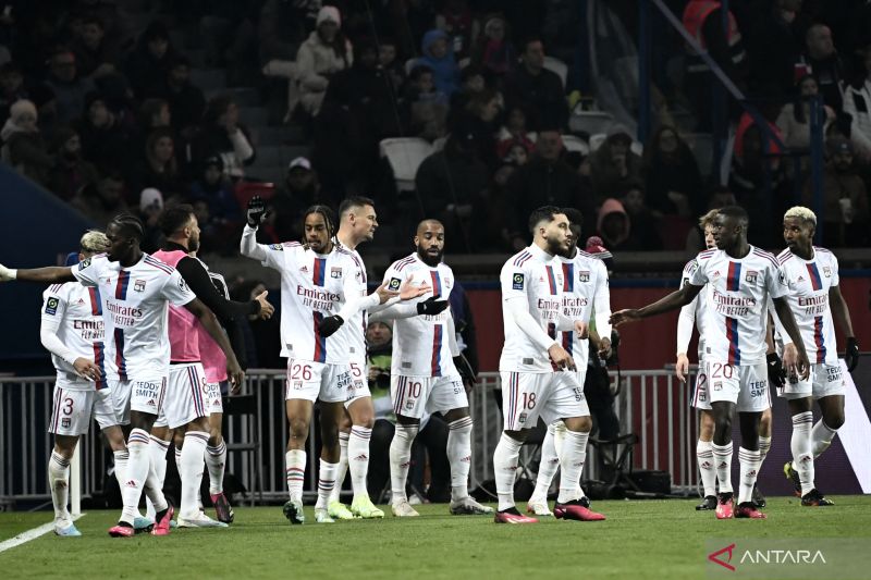 Pemain Lyon Bradley Barcola (ketiga kiri) merayakan golnya dengan rekan satu tim dalam pertandingan Liga Prancis lawan PSG di Parc des Princes pada 3 April 2023. ANTARA/AFP/STEPHANE DE SAKUTIN - Image