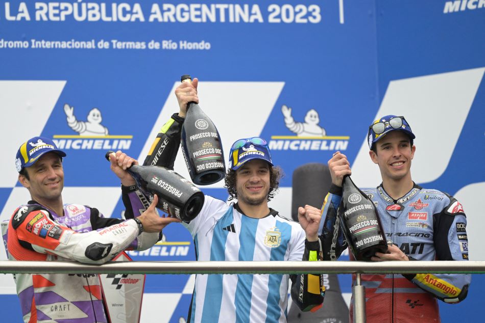 Marco Bezzecchi (tengah) menjuarai feature race MotoGP Argentina, disusul Johann Zarco (kiri) sebagai runner up, dan Alex Marquez di tempat ketiga. - Image