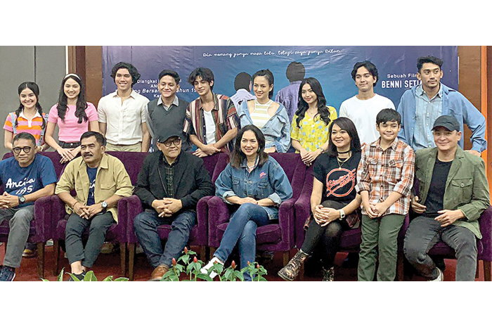 para pemeran pendukung dan tim produksi Ancika 1995 saat pengumuman cast di Jakarta beberapa waktu lalu. - Image