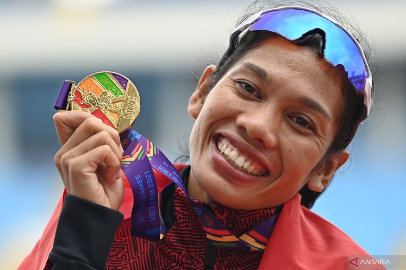 Arsip- Pelari Indonesia Odekta Elvina Naibaho berpose dengan medalinya usai pengalungan medali nomor lari maraton putri SEA Games Vietnam 2021 di Stadion Nasional My Dinh, Hanoi, Vietnam, Kamis (19/5/2022). ANTARA FOTO/Aditya Pradana Putra/foc. - Image