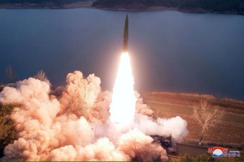 Arsip - Sebuah rudal diluncurkan oleh militer Korea Utara di sebuah lokasi yang dirahasiakan dalam foto yang dirilis oleh kantor berita resmi KCNA pada 15 Maret 2023. (ANTARA/KCNA via REUTERS/as.) - Image