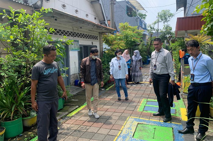 PT Bank Rakyat Indonesia Tbk (BRI) melalui Program Tanggung Jawab Sosial dan Lingkungan (JTSL) menginisiasi Program Renovasi Kampung Lawas di Jalan Maspati V, Surabaya. (Foto: BBRI untuk JawaPos.com) - Image