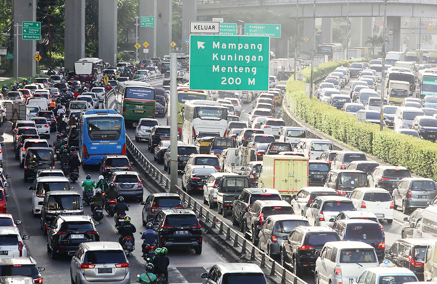 Ilustrasi - Sejumlah kendaraan terjebak kemacetan di Jakarta. - Image