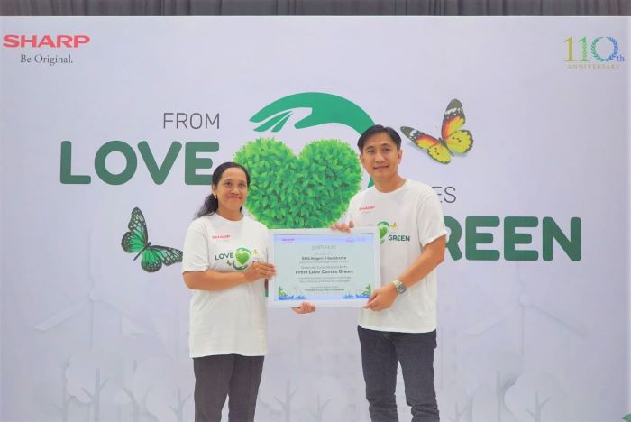 Senior Branch Manager Jogjakarta PT Sharp Electronics Indonesia Anton Fatoni (kanan) menyerahkan bantuan dan sertifikat bantuan kepada Wakasek Kesiswaan SMAN 8 Surakarta Maria Setiyawati. - Image