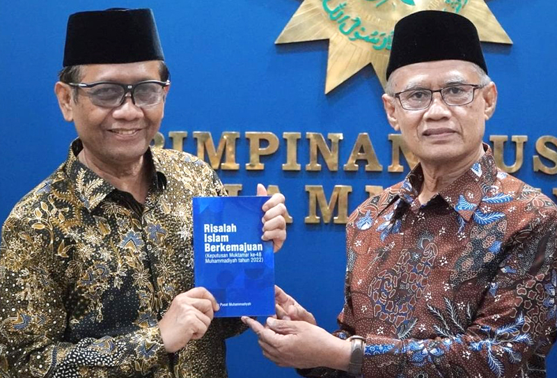SINERGITAS: Ketua Umum PP Muhammadiyah Haedar Nashir (kanan) memberikan hadiah buku kepada Menko Polhukam Mahfud MD, Senin (3/4). - Image