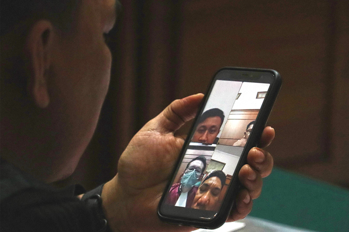 RUGIKAN PEMBELI: Jaksa penuntut umum Muhammad Fadhil memeriksa terdakwa Eko dalam sidang di Pengadilan Negeri Surabaya, Senin (3/4) - Image