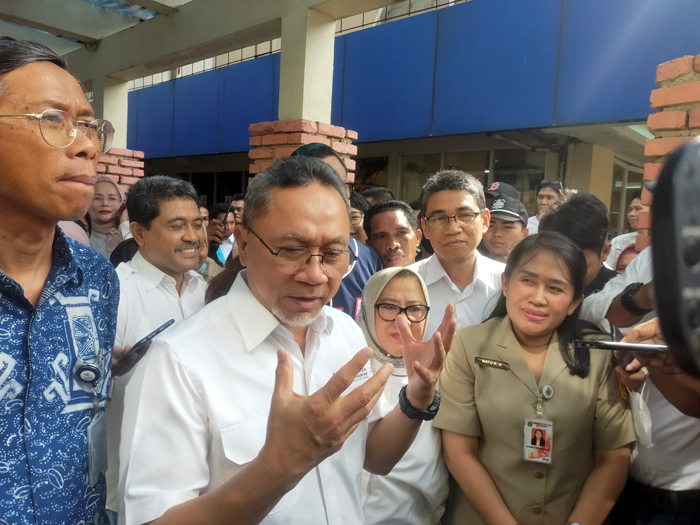 Menteri Perdagangan Zulkifli Hasan menghadiri pasar murah di Kalibata City, Jakarta Selatan, Selasa (4/4) - Image