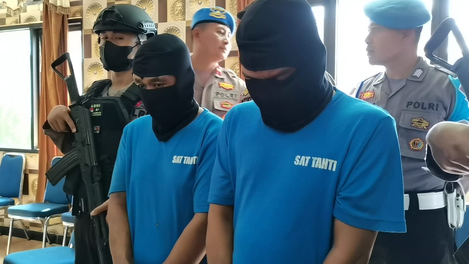 Tersangka kasus pembunuhan berencana 11 orang Mbah Slamet dan tangan kanannya, BS digelandang di Polres Banjarnegara. (Pujud/Radar Banyumas)