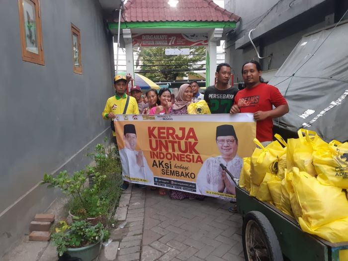 Tim Rumah Aspirasi Adies Kadir (AK) bagikan paket sembako untuk masyarakat Surabaya. - Image