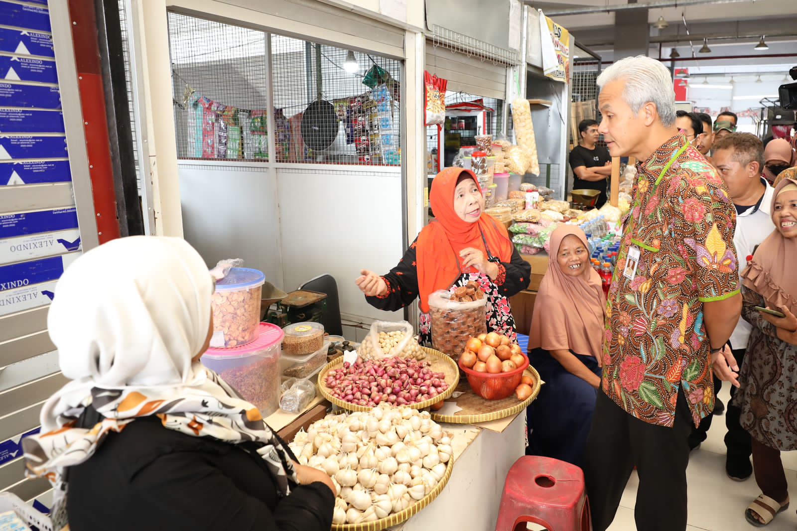 Gubernur Jawa Tengah (Jateng) Ganjar Pranowo melakukan operasi ke Pasar Johar Kota Semarang, Jateng, Rabu (5/4). - Image