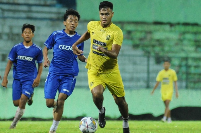 Arema FC menggelar uji coba dengan Porprov Kabupaten Batu di Stadion Gajayana. - Image