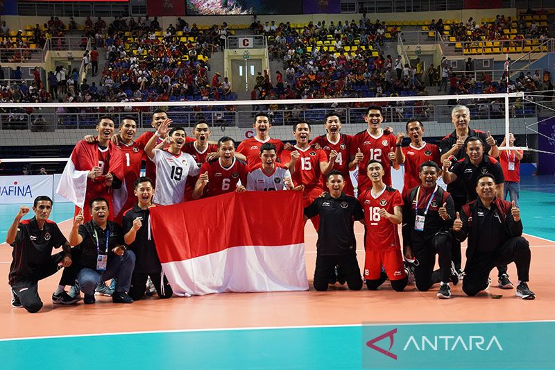 Arsip - Tim bola voli Indonesia berpose dengan membentangkan bendera Merah Putih di SEA Games 2021. (ANTARA FOTO/Arsakha/wpa/wsj. ) - Image