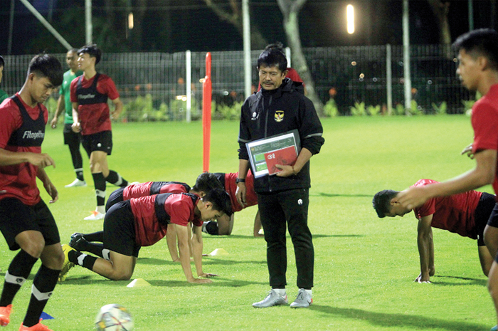 FOKUS: Indra Sjafri memberikan instruksi kepada pemain timnas U-22 dalam latihan di lapangan A, kompleks Gelora Bung Karno, Jakarta, Rabu (5/4). Rizky Ridho dkk berangkat ke Kamboja pada 24 April. - Image