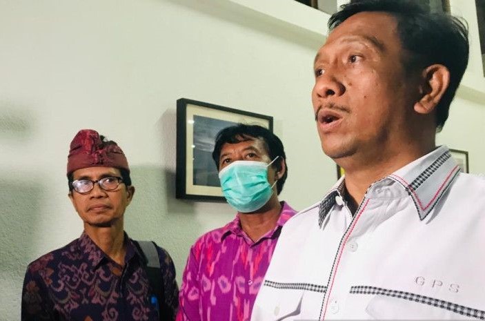 Anggota Kuasa Hukum Rektorat Universitas Udayana Gede Pasek Suardika (kanan) dan Rektor Unud Prof. I Nyoman Gde Antara (tengah). - Image