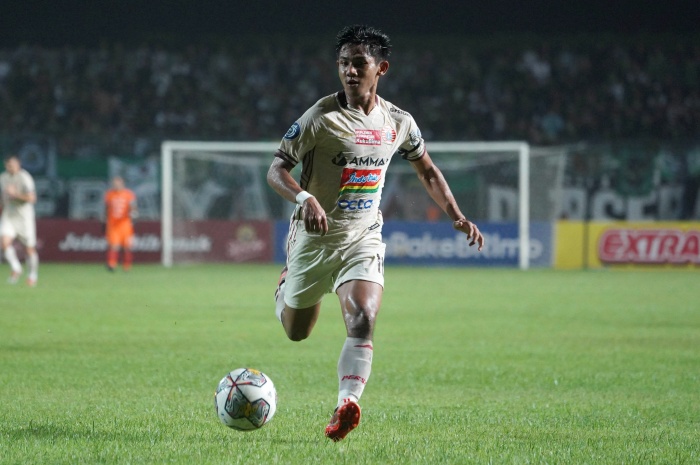 Firza Andika saat membela Persija Jakarta menghadapi Persebaya Surabaya di Gresik. - Image
