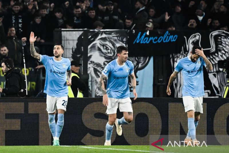 Gelandang Lazio Mattia Zaccagni (kiri) melakukan selebrasi setelah mencetak gol kedua timnya dalam pertandingan Liga Italia melawan Juventus di Stadio Olimpico pada 8 April 2023. ANTARA/AFP/Tiziana FA - Image
