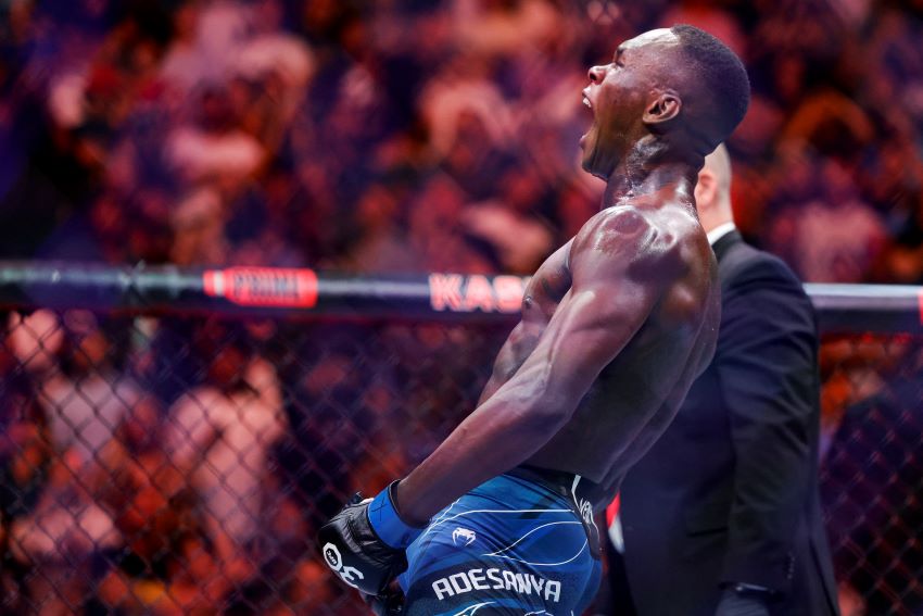Israel Adesanya merayakan kemenangan KO atas Alex Pereira di ronde kedua UFC 287 di Miami, Minggu (9/4). - Image