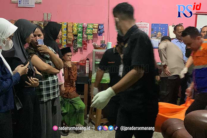 Tim mengevakuasi jenazah korban dari TKP ke RSI Weleri Kendal Jumat (7/4) malam. (DEVI KHOFIFATUR RIZQI/ JAWA POS RADAR SEMARANG) - Image