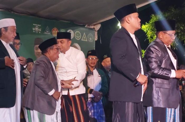 Wali Kota Surabaya Eri Cahyadi bersama Pengasuh Ponpes At Tauhid Sidosermo Surabaya KH Mas Mansur Tholha dalam acara Lailatul Qiroah. - Image