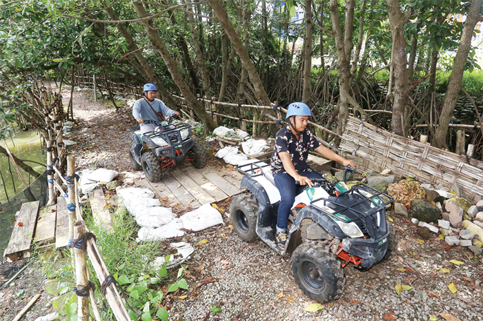 DESTINASI WISATA: Sejumlah warga menaiki ATV di Romokalisari Adventure Land, Sabtu (8/4) yang menjadi wahana favorit pengunjung. - Image