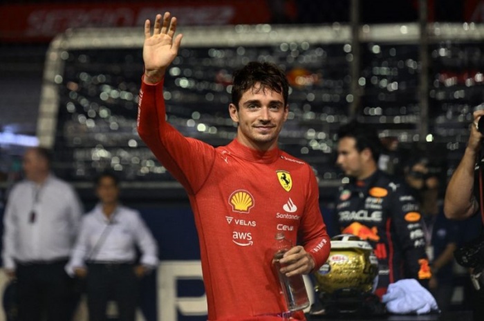 Charles Leclerc kurang senang ketika para penggemarnya mendatangi rumahnya di Monaco. - Image