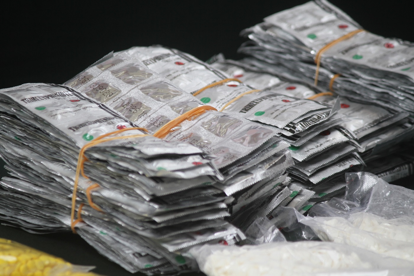 Ilustrasi. Peredaran narkotika golongan 1 jenis pil PCC dan obat-obatan daftar G dengan barang bukti sebanyak kurang lebih 900 kg pil PCC dan 5.943.500 butir obat daftar G. - Image