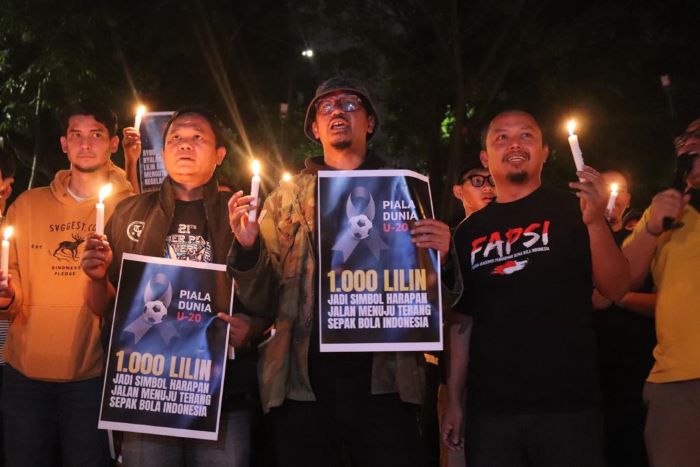 Aksi 1.000 lilin dan doa syukur untuk sepak bola Indonesia di Taman Musik Centrum, Kota Bandung, Minggu (9/4). - Image