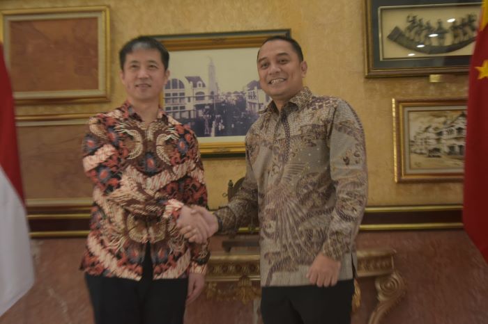 Wali Kota Surabaya Eri Cahyadi (kanan) sambut hangat kedatangan Konjen RRT di Surabaya Mr Xu Yong beserta rombongan, Senin (10/4). - Image