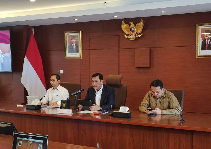 Menko Kemaritiman dan Investasi Luhut Binsar Pandjaitan (tengah). - Image