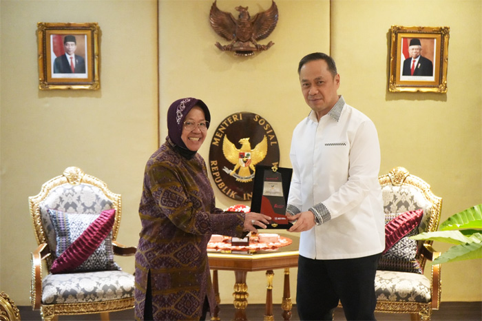Motivator Ary Ginanjar Agustian menyerahkan hasil Survei Pemetaan dan Pengukuran Budaya Kerja Aparatur Sipil Negara (ASN) Kementerian Sosial RI kepada Menteri Sosial Tri Rrismaharini. - Image