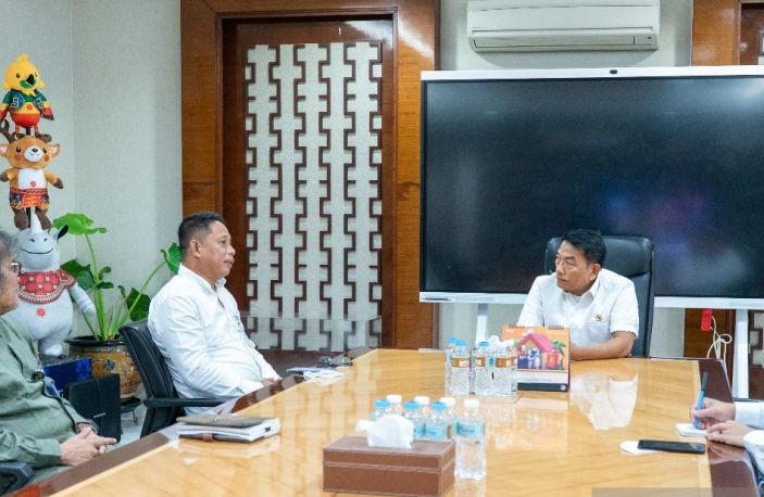 Kepala Staf Kepresidenan (KSP) Moeldoko saat bertemu dengan Deputi Bidang Sosial Budaya dan Pemberdayaan Masyarakat Otorita IKN Alimuddin di Gedung Bina Graha Jakarta. - Image