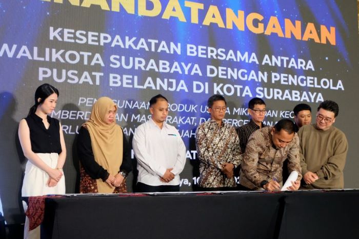 Wali Kota Surabaya Eri Cahyadi menandatangani MoU bersama 32 pengelola pusat belanja di Kota Surabaya. - Image