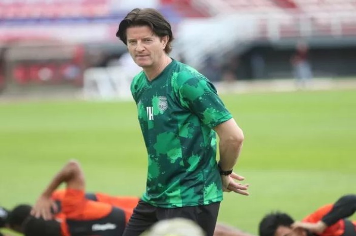 Pieter Huistra terus melakukan persiapan timnya jelang menghadapi PSM Makassar di laga terakhir Liga 1 musim ini. - Image
