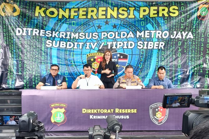 Polda Metro Jaya menggelar konferensi pers soal pengungkapan kasus penipuan modus QRIS. - Image