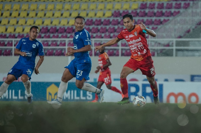 Bali United dan PSIS Semarang saat menjalani pertemuan pertama Liga 1 di Stadion Manahan. Keduanya kini ngotot meraih kemenangan di Stadion Maguwoharjo, Sleman. - Image