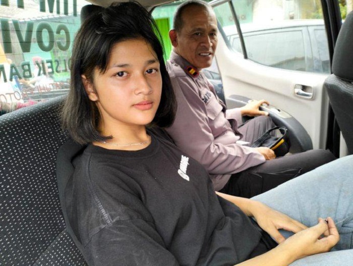 Viral di media sosial Twitter seorang perempuan muda berparas cantik dikabarkan melakukan pencurian sepeda motor milik seorang Kepala Dusun (Kadus) Kwancen, Bandongan, Kabupaten Magelang. - Image