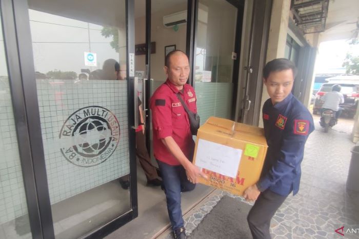 Kejati Sumsel sita empat dus berisi dokumen dari kantor PT SB Tbk dan PT BMU terkait kasus dugaan korupsi distribusi semen. - Image