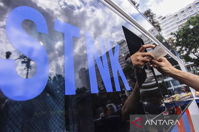 Ilustrasu warga memperpanjang Surat Tanda Nomor Kendaraan (STNK) di Samsat Keliling Lapangan Banteng, Jakarta. ANTARA - Image