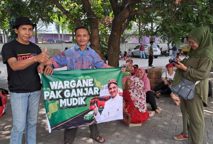 Warga Jawa Tengah yang merantau ke Pulau Sumatera mengikuti program mudik gratis yang digagas Gubernur Ganjar Pranowo, Kamis (13/4). - Image