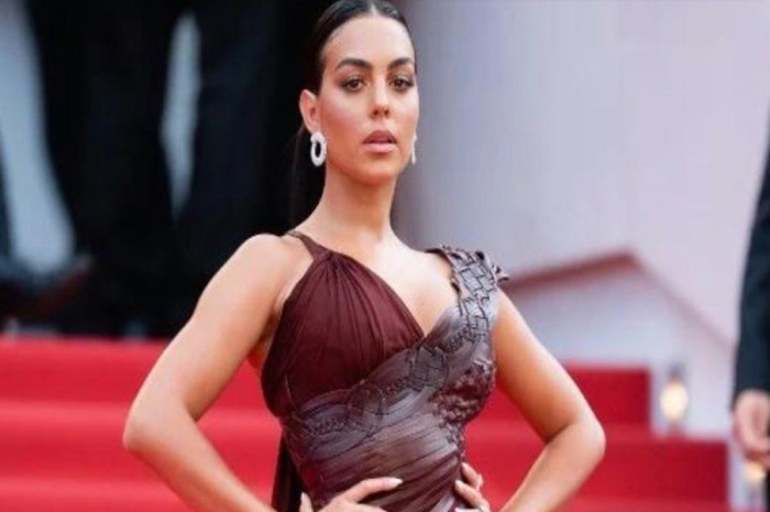 Tamara Garcia saat menirukan dengan sempurna gaya kekasih Cristiano Ronaldo, Georgina Rodriguez - Image