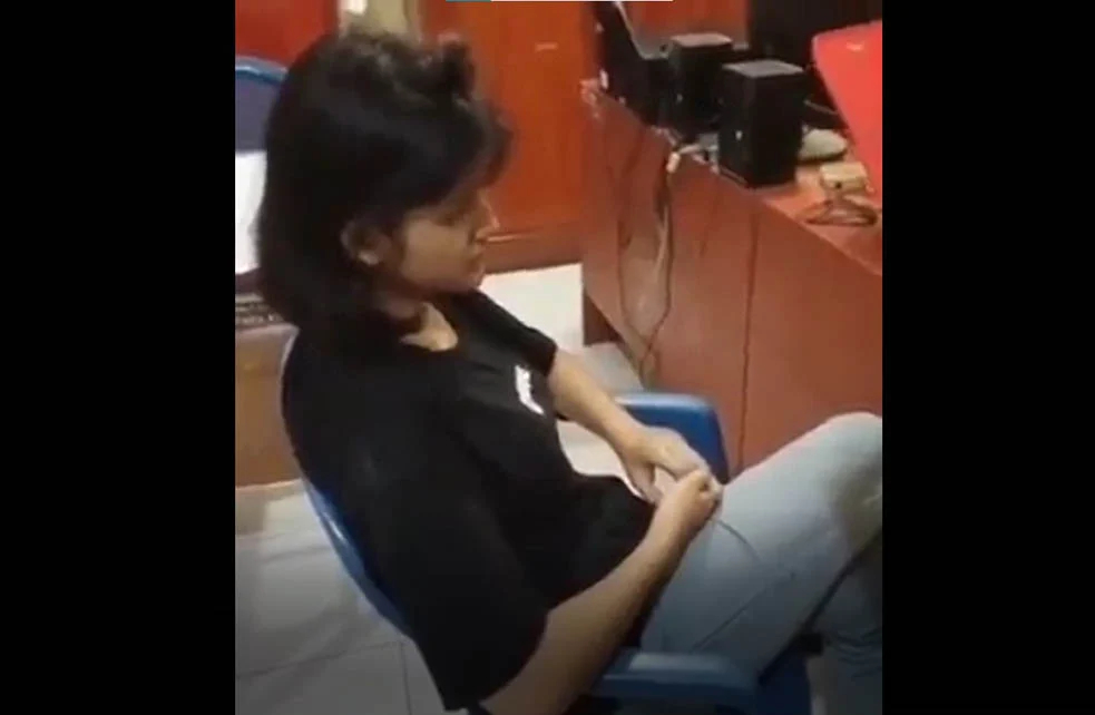 Seorang perempuan cantik berusia 18 tahun yang sempat viral di media sosial karena ditangkap polisi. - Image