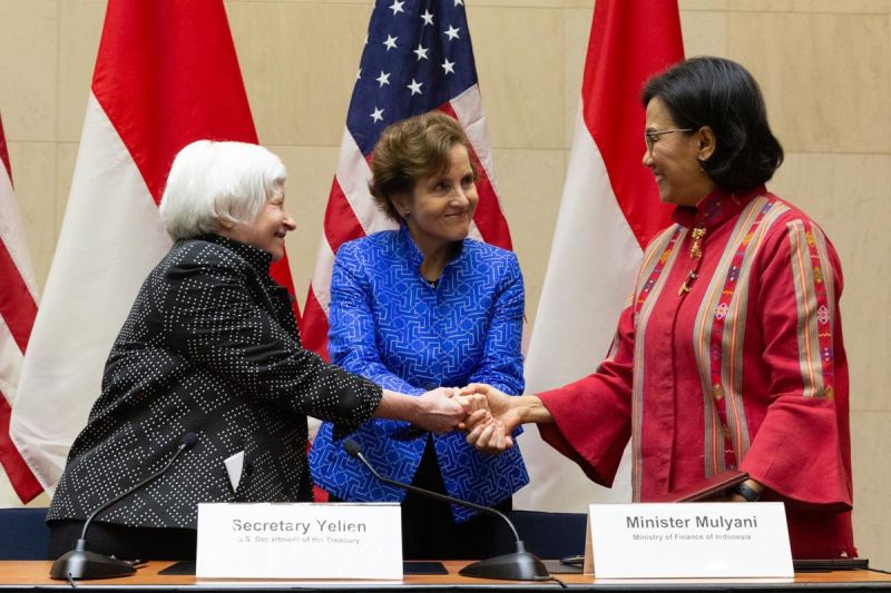 Menteri Keuangan RI Sri Mulyani (kanan) dan Menteri Keuangan AS Janet Yellen (kiri) menandatangani Kesepakatan Infrastruktur dan Keuangan Indonesia di Washington D.C, pada Kamis (13/4/2023). - Image