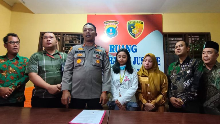 Kapolsek Medan Timur Kompol Rona Tambunan, memdiasi dokter muda dan pengunjung RSUD Pirngadi Medan, atas kasus pertengkaran yang viral di media sosial, Kamis (13/4/2023). - Image